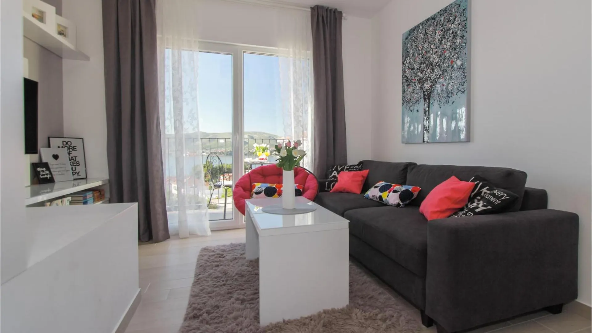 2 Bedroom Beautiful Apartment In Okrug Gornji تروغير