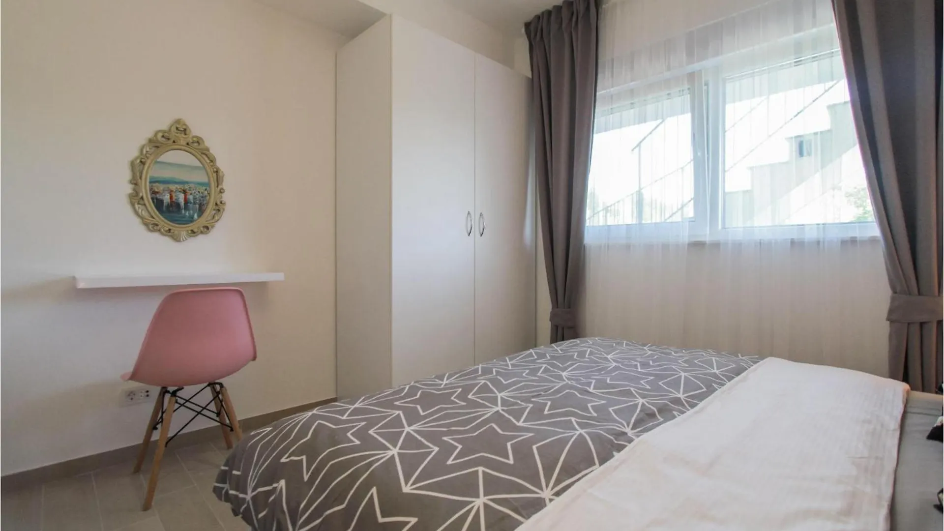 2 Bedroom Beautiful Apartment In Okrug Gornji تروغير