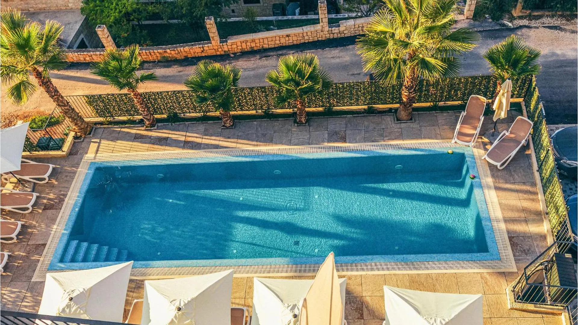 2 Bedroom Beautiful Apartment In Okrug Gornji تروغير