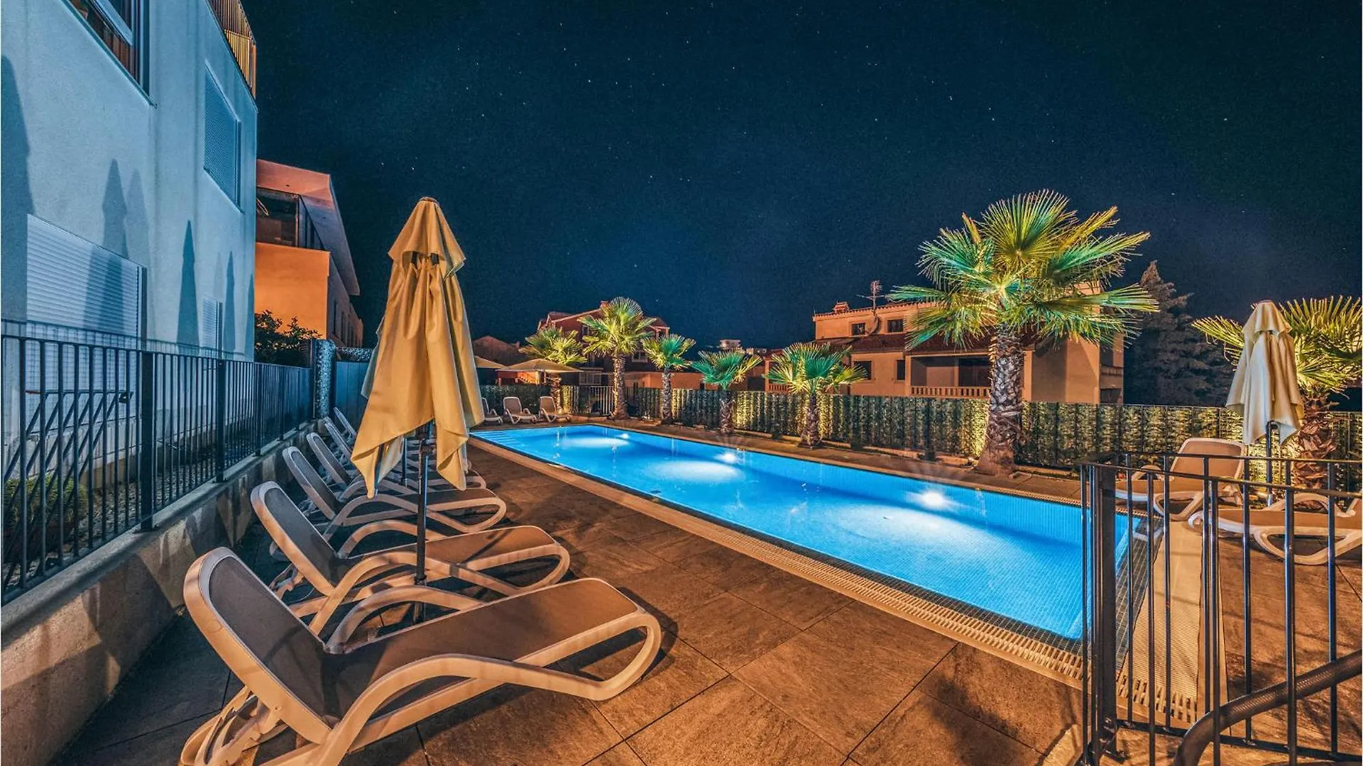 2 Bedroom Beautiful Apartment In Okrug Gornji تروغير 0*,