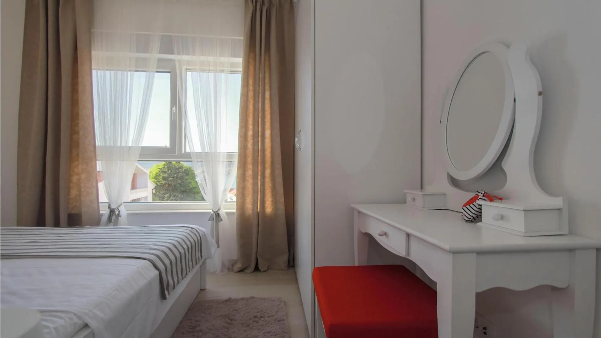 2 Bedroom Beautiful Apartment In Okrug Gornji تروغير
