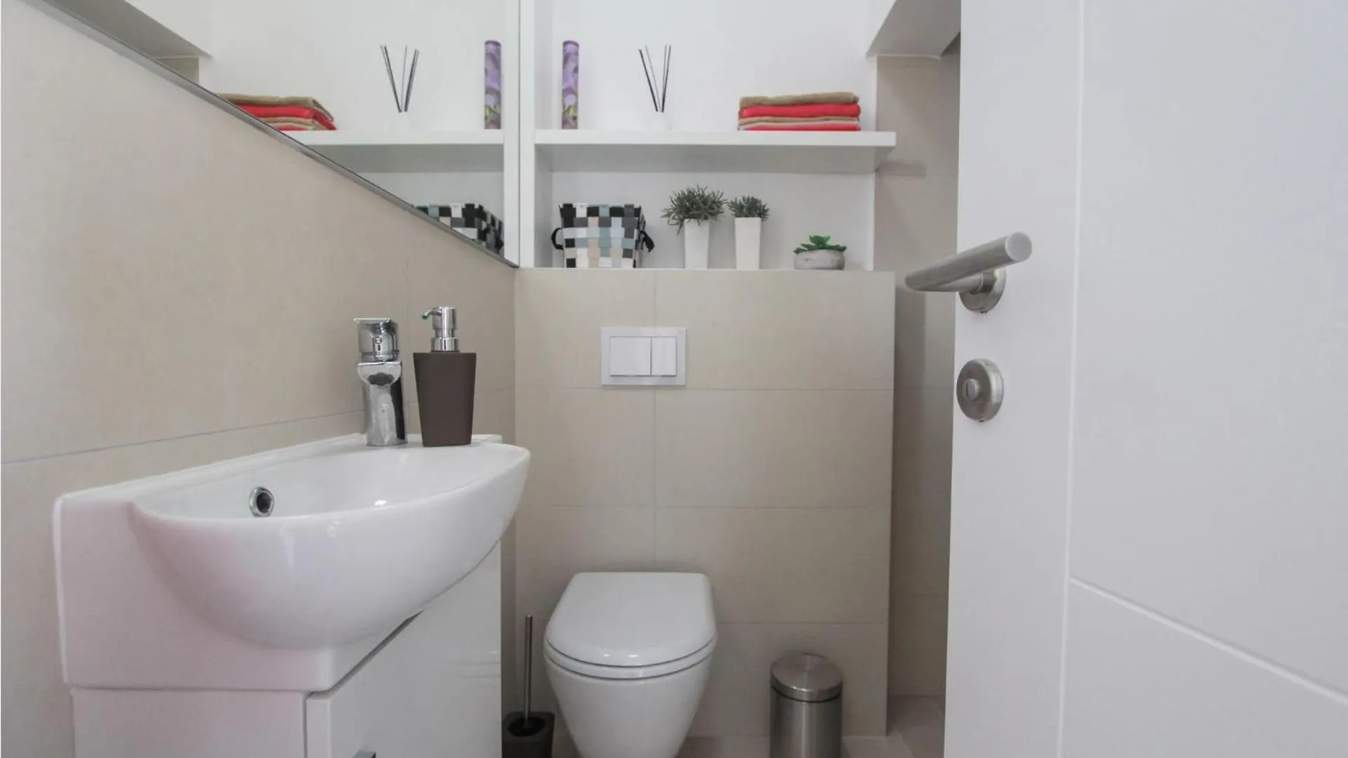2 Bedroom Beautiful Apartment In Okrug Gornji تروغير