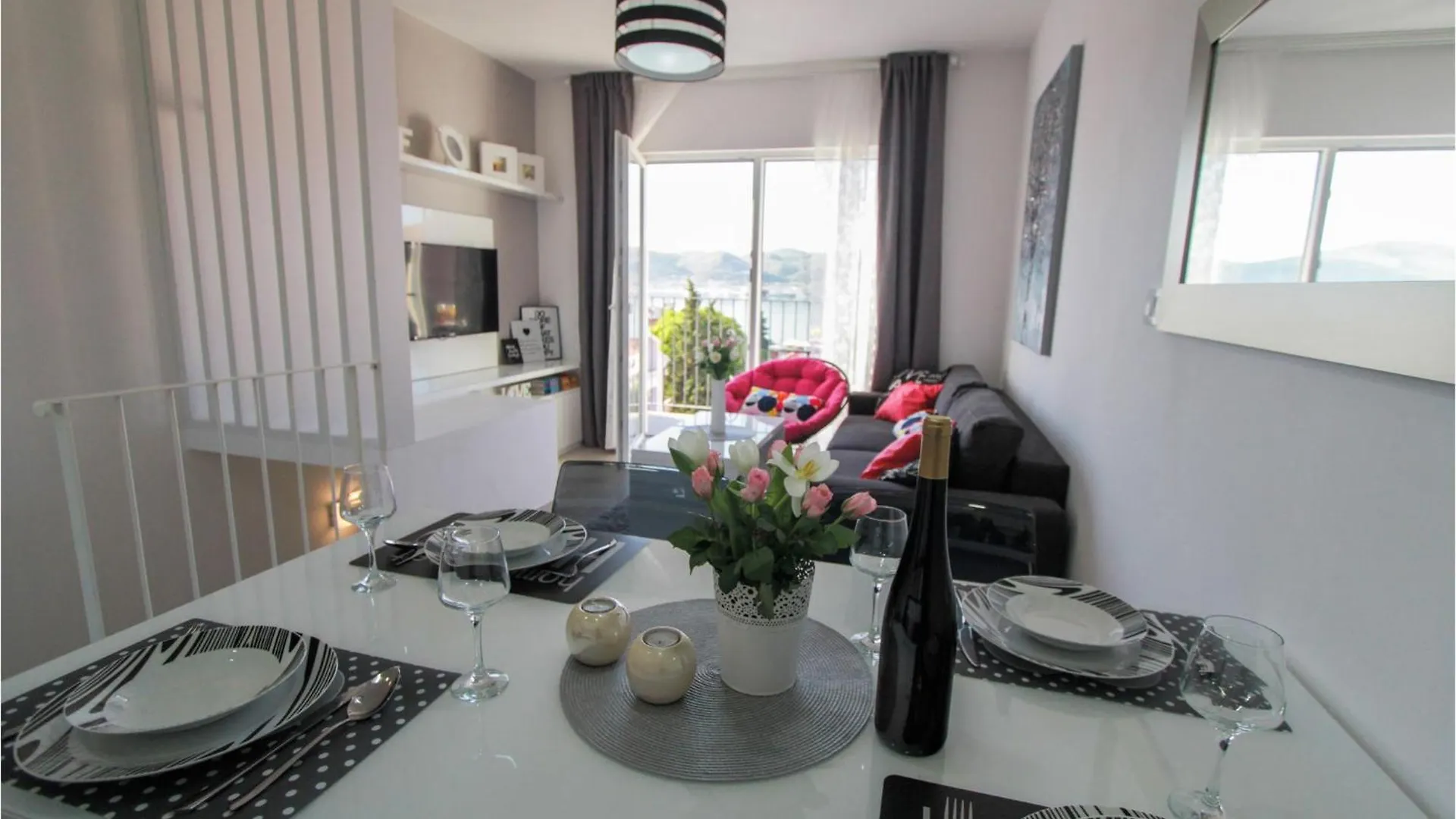 2 Bedroom Beautiful Apartment In Okrug Gornji تروغير